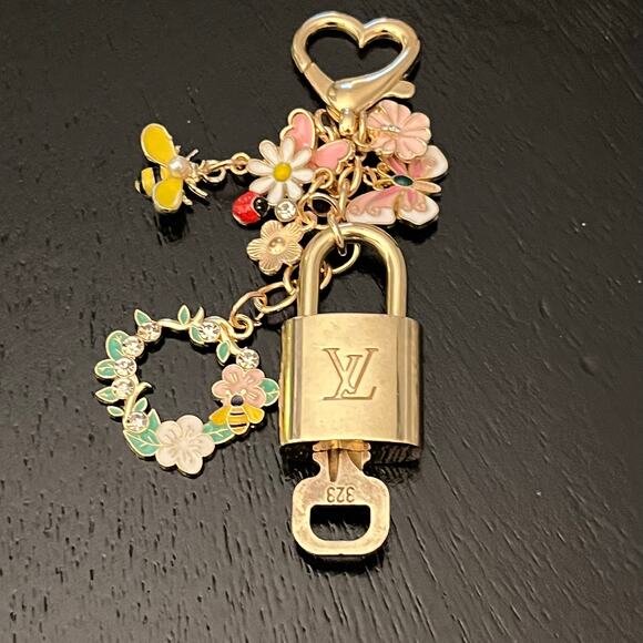 Louis Vuitton Lock & Key Set #323 with a Floral & Bee Charm Keychain/ Bag Charm - Picture 4 of 5